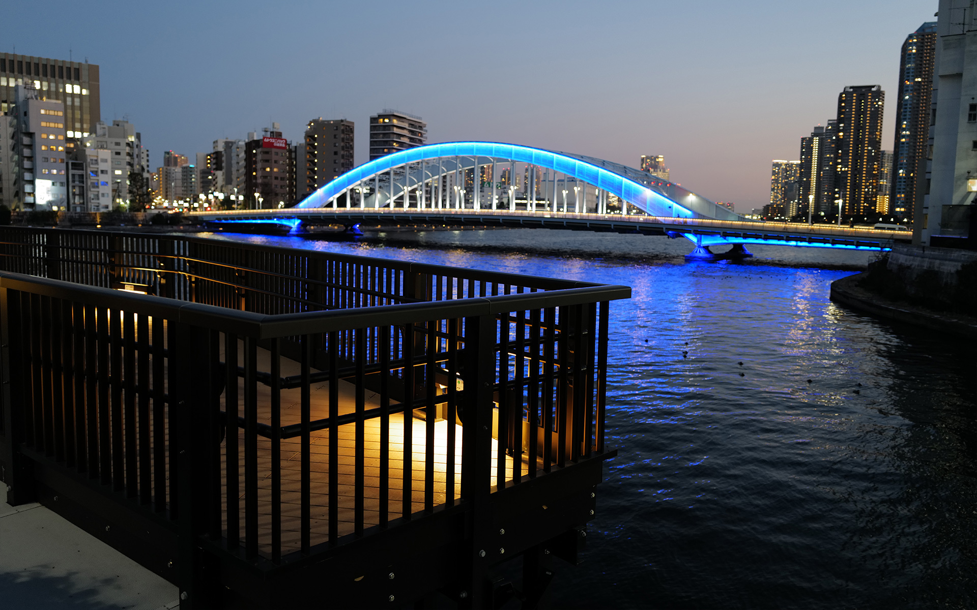 夜間照明に浮かぶ大型ステージデッキ
