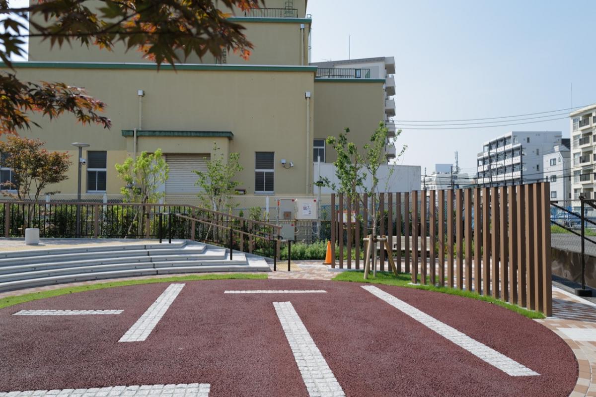 東北沢駅上部広場転落防止柵/手すり/ルーバーフェンス