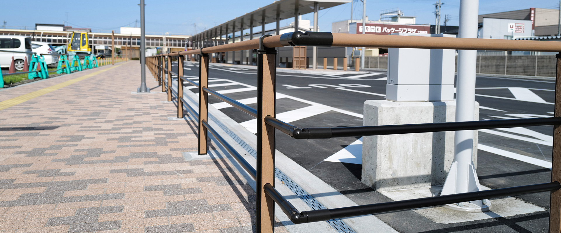 横断防止柵の設置風景