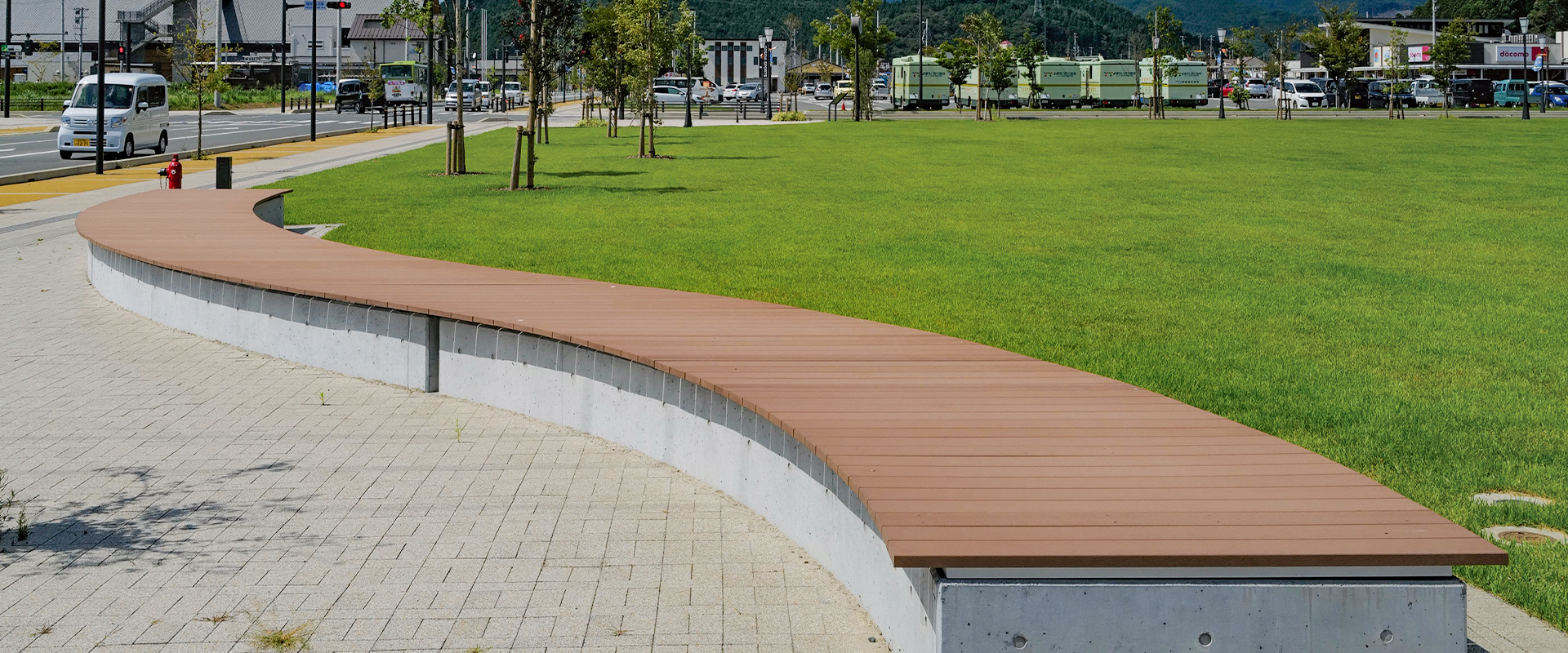 座板ベンチの設置風景