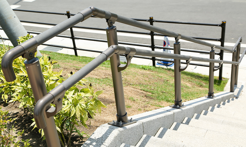 スモークグレー