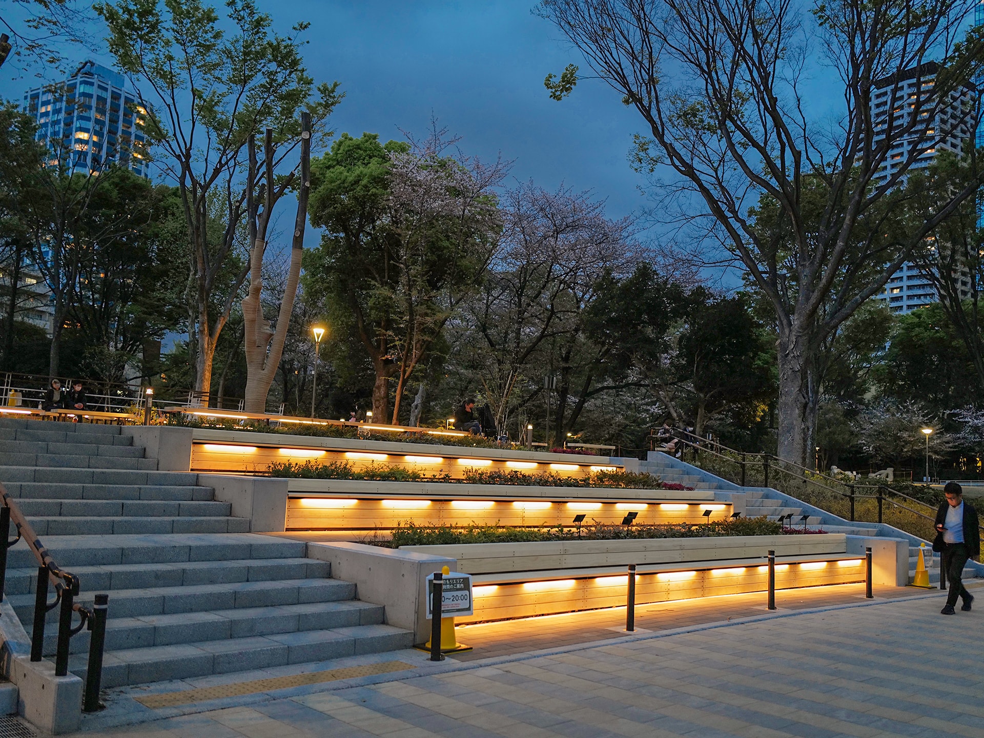 デッキ - 新宿中央公園